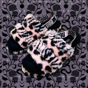 RARE Pink and black platform UGG slippers 🩷🖤
